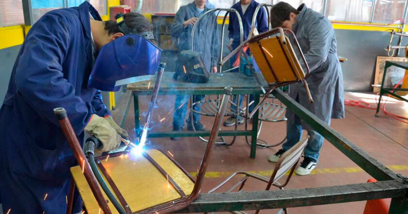 Aparecen los primeros amparos judiciales contra el recorte a la educación técnica en el Presupuesto 2026: “El artículo 30 es un golpe directo al desarrollo del país”