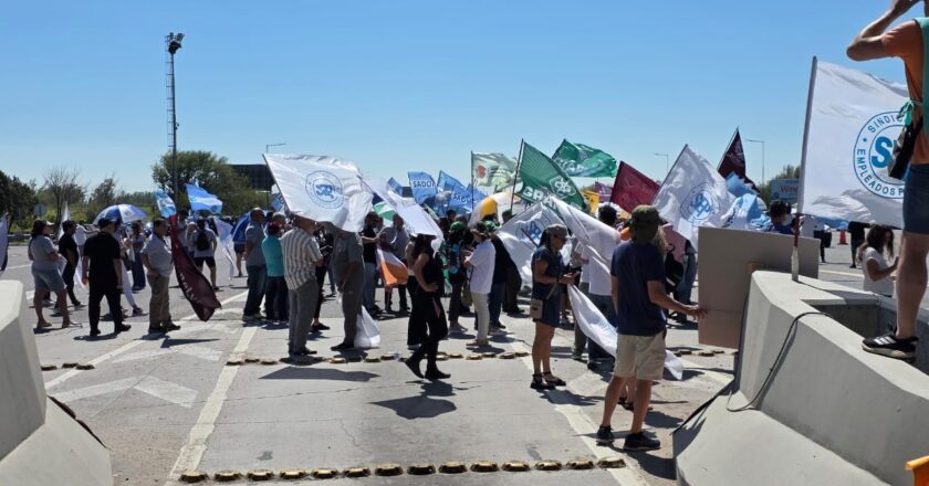 Sindicatos estatales de Córdoba realizaron una protesta en un peaje contra el ajuste previsional: «Interviene el bolsillo de los trabajadores para resolver el déficit de la Caja»