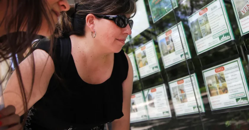 Advierten que uno de cada cuatro inquilinos usan entre el 60% y el 100% de su sueldo para el alquiler y casi la mitad debió multiplicar sus fuentes de ingreso