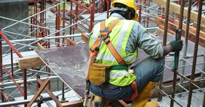 Los libertarios pisan los costos de la construcción con paritarias para empleados y obreros por debajo de la inflación