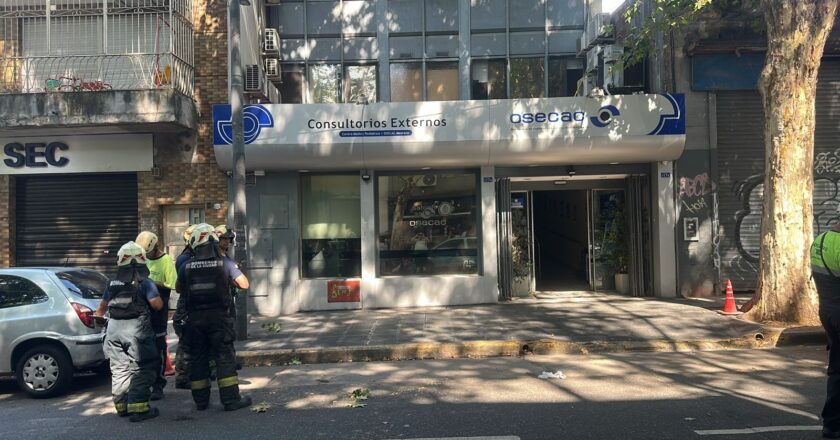Tras el desprendimiento de un cielorraso, OSECAC informó el estado de situación: siete personas resultaron con lesiones leves y se está investigando la causa del incidente