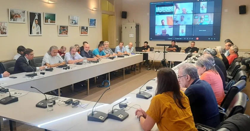 Docentes universitarios rechazaron el 2% de aumento «unilateral» del Gobierno y advierten que «con salarios así, la universidad pública no funciona»