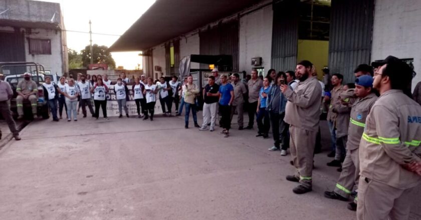Conflicto en la empresa estatal de agua de Chaco por malas condiciones laborales con pago de salarios atrasados, aguinaldo en cuotas y horas extra adeudadas