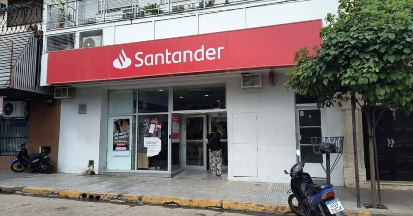 Preocupación entre bancarios salteños por el cierre de la sucursal del Santander en Tartagal: “No es válido decir que la tecnología reemplaza a la atención presencial. Esto es un recorte”