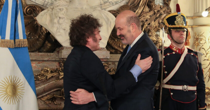 El Gobierno salió a festejar como «un ahorro» el despido de 60.500 empleados estatales y dice que «refleja su compromiso con la reducción del gasto público»