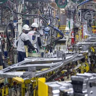 La producción industrial sigue en caída libre con la automotriz y la textil en el centro del derrumbe