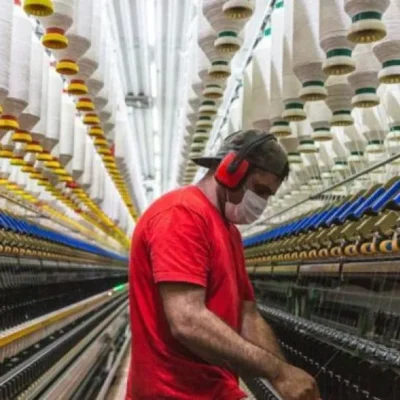 Los datos oficiales marcan que la industria textil perdió 18.333 puestos de trabajo registrados entre noviembre de 2023 y octubre de 2025