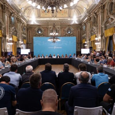 Con un extenso informe y el respaldo de cámaras empresarias y de gremios, Kicillof presentó formalmente su rechazo a la Reforma Laboral