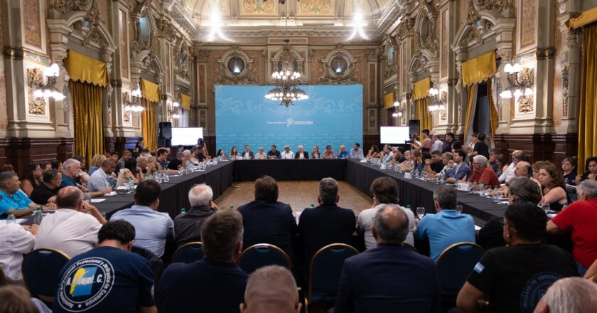 Con un extenso informe y el respaldo de cámaras empresarias y de gremios, Kicillof presentó formalmente su rechazo a la Reforma Laboral