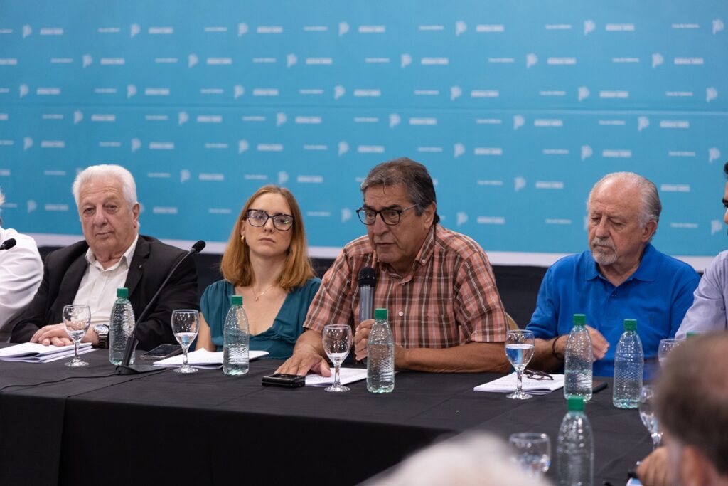 Con un extenso informe y el respaldo de cámaras empresarias y de gremios, Kicillof presentó formalmente su rechazo a la Reforma Laboral