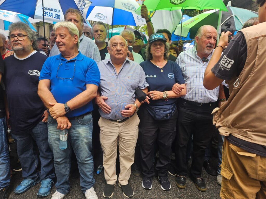 "Esto se resuelve con lucha, salgamos a pelear por nuestra dignidad", pidió Abel Furlán