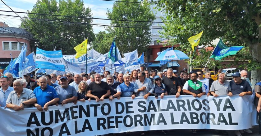 Con una multitudinaria movilización, los gremios rebeldes se manifiestan en rechazo a la reforma laboral en Córdoba y presionan a los gobernadores: «Su cobardía nos está llevando puestos»
