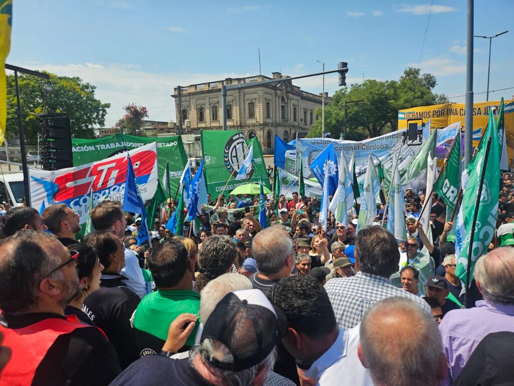 Con una multitudinaria movilización, los gremios rebeldes se manifiestan en rechazo a la reforma laboral en Córdoba y presionan a los gobernadores: "Su cobardía nos está llevando puestos"