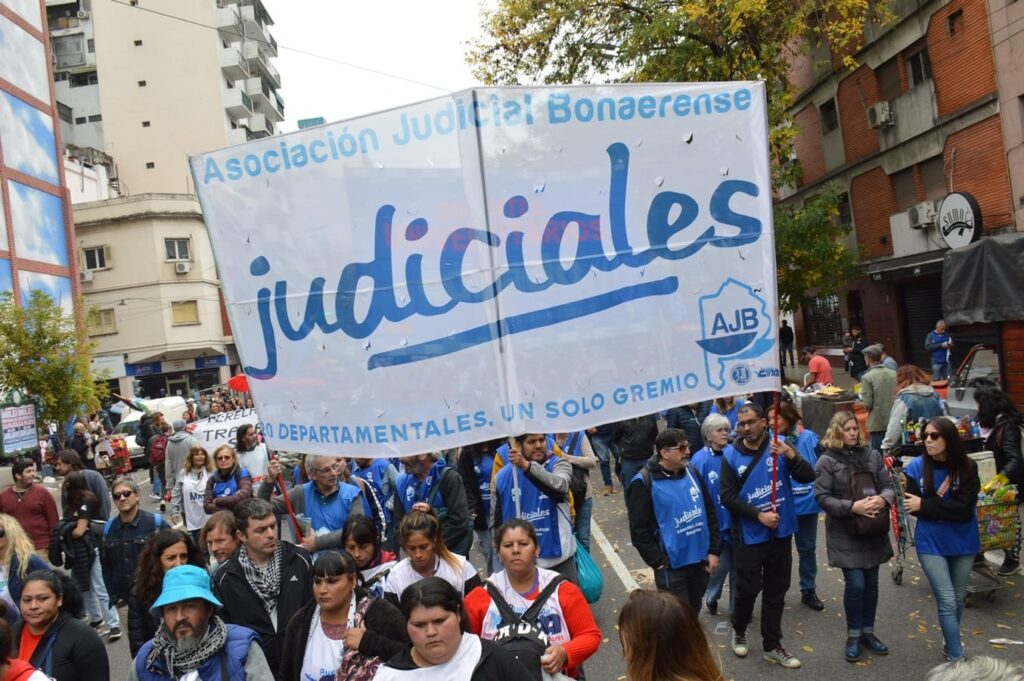 Los gremios docentes definieron paro de 24 horas y los judiciales pidieron la urgente convocatoria a paritarias en la Provincia de Buenos Aires