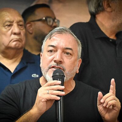 «Quienes avalen la reforma laboral estarán firmando su propia sentencia de muerte», la advertencia de Aguiar a los gobernadores desde la marcha de Santa Fe