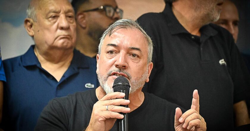 «Quienes avalen la reforma laboral estarán firmando su propia sentencia de muerte», la advertencia de Aguiar a los gobernadores desde la marcha de Santa Fe