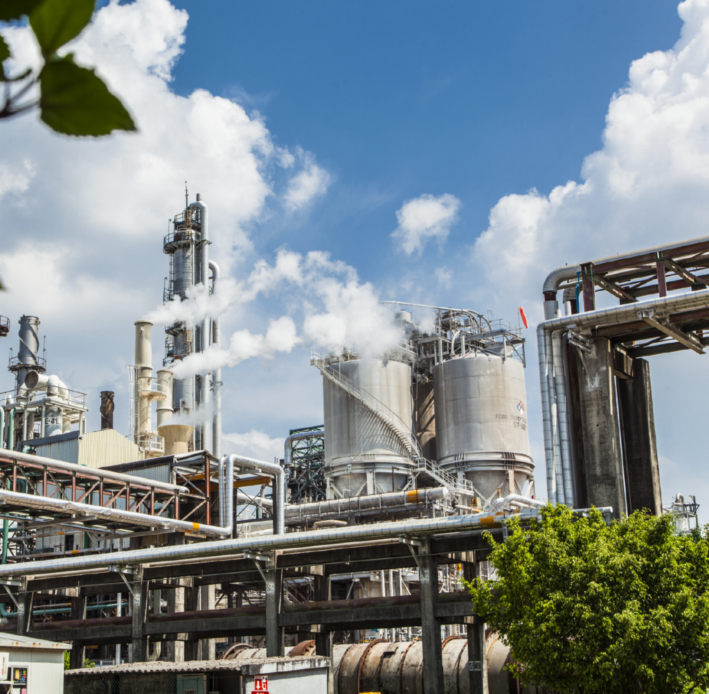 La crisis industrial se espiraliza y también arrolla a las multinacionales: Alpek Polyester cierra una de sus plantas en el país