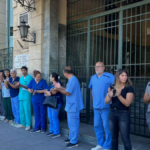 Abrazo simbólico en el Hospital Cullen de Santa Fe: trabajadores reclaman mejoras salariales y laborales