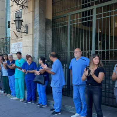 Abrazo simbólico en el Hospital Cullen de Santa Fe: trabajadores reclaman mejoras salariales y laborales