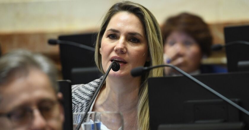 Con el voto de la Periodista Carolina Losada el Gobierno aprobó la derogación del Estatuto del Periodista