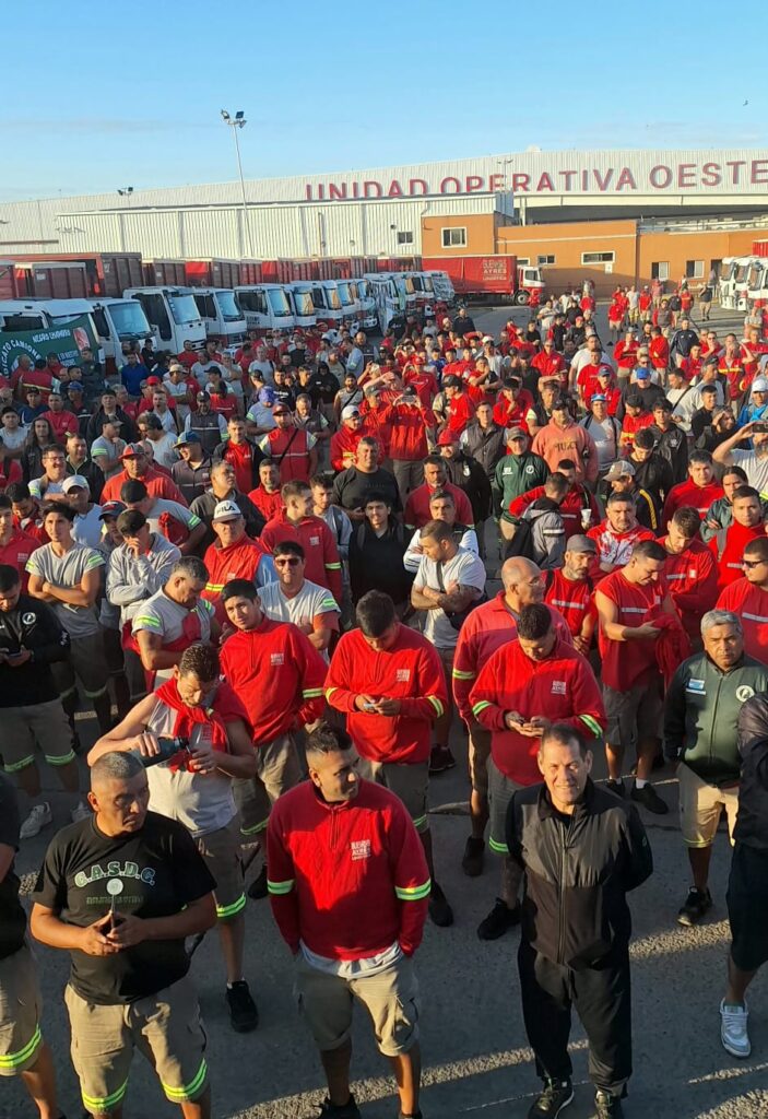Pablo Moyano encabezó una asamblea de 1500 trabajadores y anunció paro por tiempo indeterminado en Coca Cola