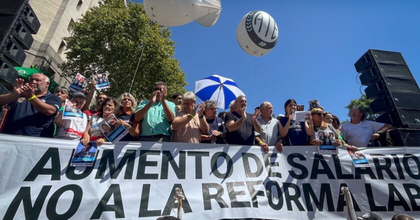 Las mejores fotos de la movilización del FreSU al Congreso contra la Reforma Laboral