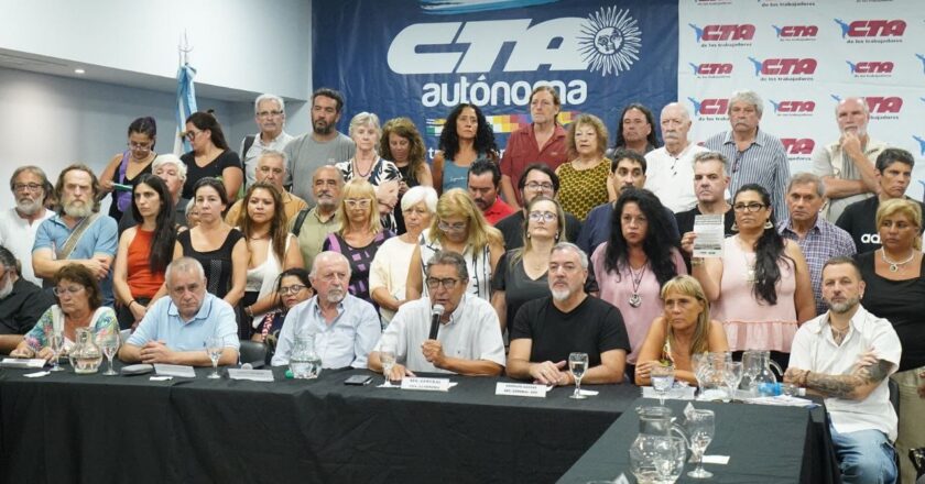 Las CTA salen a «panfletear» a las estaciones de trenes el rechazo a la Reforma Laboral: «Es para ponernos de rodillas a quienes todos los días ponemos el cuerpo para trabajar»