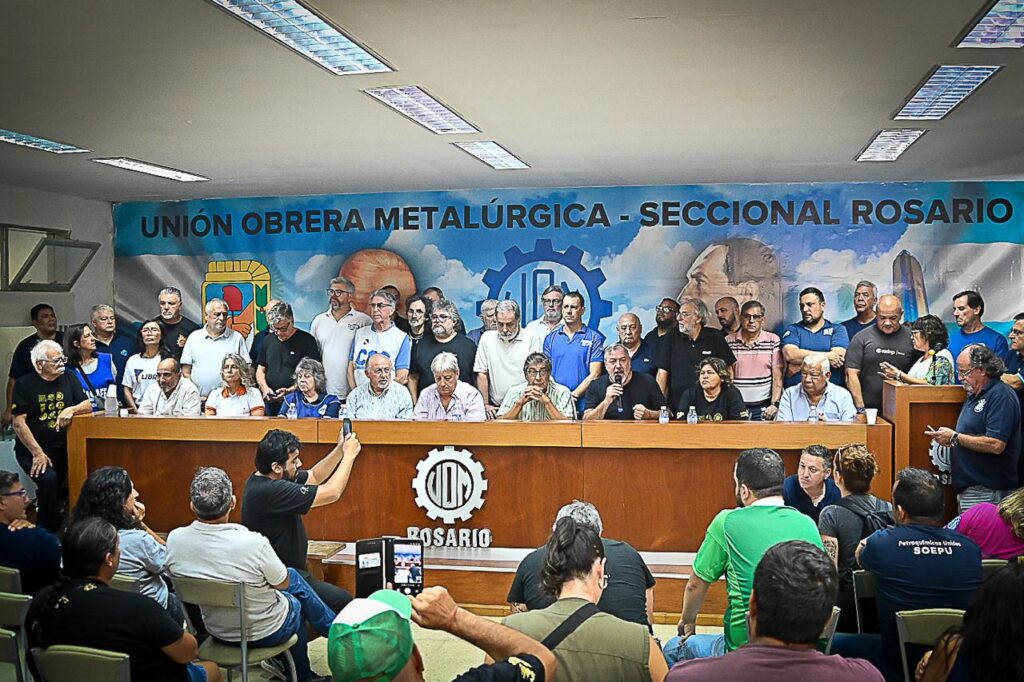 "Quienes avalen la reforma laboral estarán firmando su propia sentencia de muerte", la advertencia de Aguiar a los gobernadores desde la marcha de Santa Fe