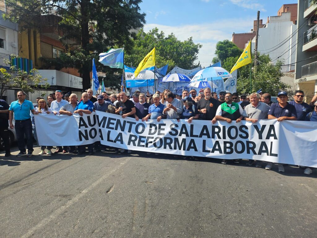 Con una multitudinaria movilización, los gremios rebeldes se manifiestan en rechazo a la reforma laboral y presionan a los gobernadores: "Su cobardía nos está llevando puestos"