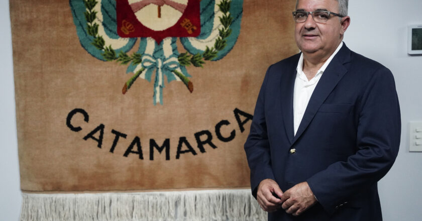 Jalil propone pagar el 50% del sueldo a estatales de Catamarca que pasen al sector privado