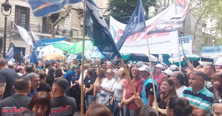 Miles de trabajadores se concentran en las inmediaciones del Congreso contra la Reforma Laboral de Milei