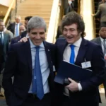 El umbral se disparó casi 6% y en la era libertaria una familia ya necesita dos salarios mínimos para no caer en la indigencia