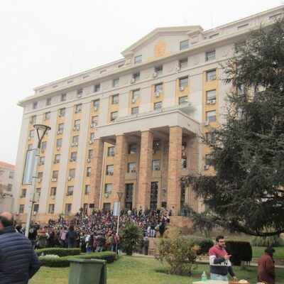 Mendoza patea el tablero, habla de «productividad» y quiere dar aumentos a los estatales atados a la recaudación