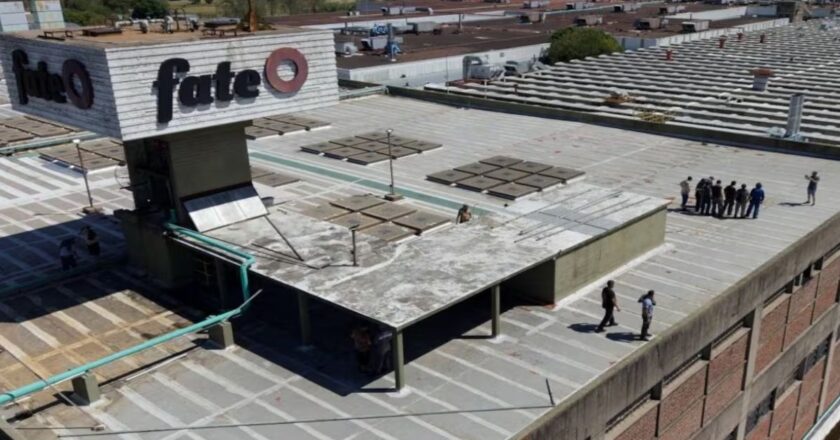 Trabajo bonaerense convocó a otra audiencia por el cierre de FATE y la gestión Kicillof ofrecería acompañar el reclamo del gremio ante Nación