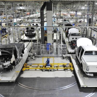 Tambalea la industria automotriz y Toyota encara reuniones para avisarle a los operarios que tiene que recortar otros 500 puestos de trabajo