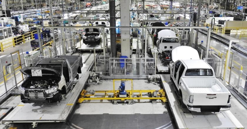 Tambalea la industria automotriz y Toyota encara reuniones para avisarle a los operarios que tiene que recortar otros 500 puestos de trabajo