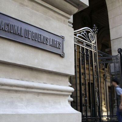 Advierten que peligra el inicio de clases en el Colegio Nacional Buenos Aires de la UBA por el «abandono» del Gobierno y el derrumbe salarial docente