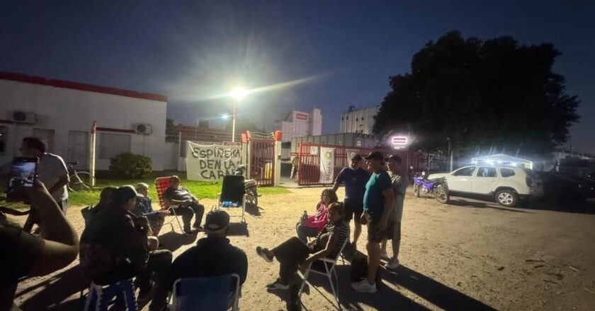 Con un acampe, los trabajadores de Lácteos Verónica custodian las máquinas y reclaman la reapertura de la planta