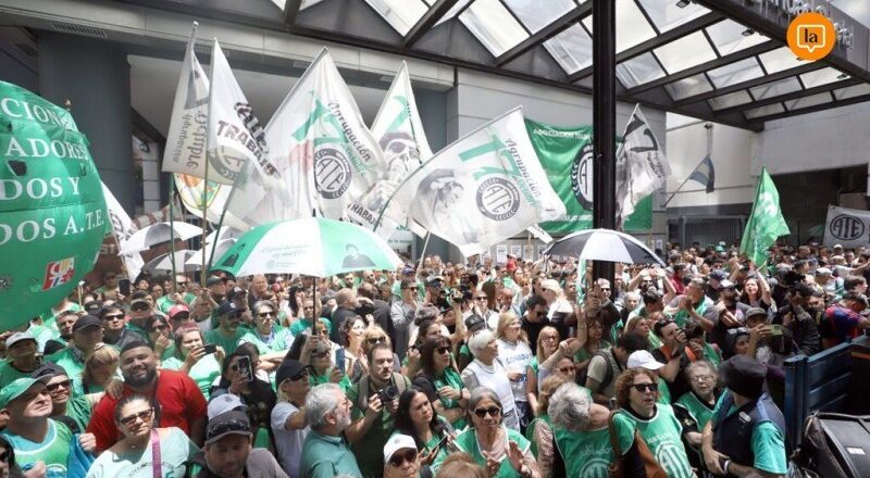 El Gobierno filtró el posible desguace de la Secretaría de Trabajo con el despido de todo su personal y los trabajadores responden con un abrazo al edificio de Alem