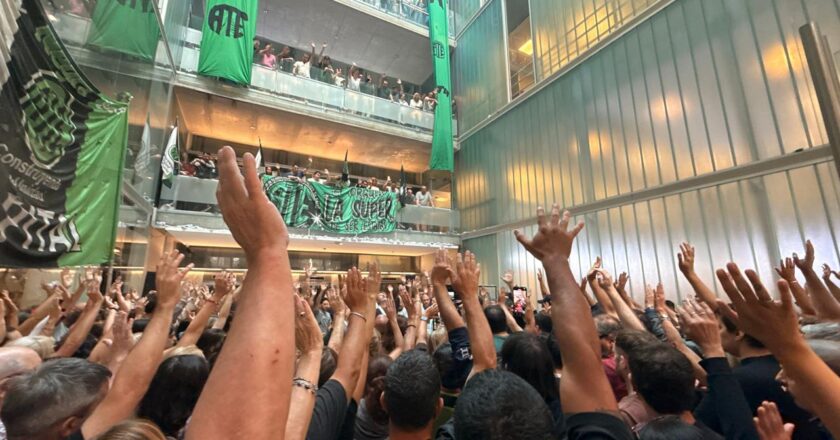 ATE resolverá reclamos en tiempo record en la puerta de la Superintendencia de Servicios de Salud ante la amenaza de despidos