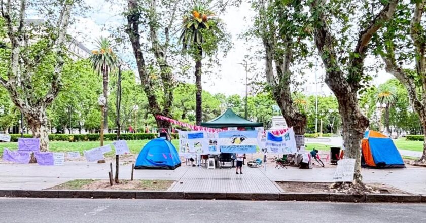 Enfermeros autoconvocados marchan en Santa Fe por un salario básico de $2 millones y reconocimiento profesional