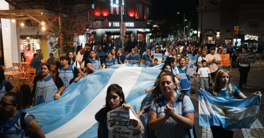 Estatales, mayoritariamente docentes, marcharon en Catamarca para reclamar por aumento salarial al Gobierno provincial de Jalil