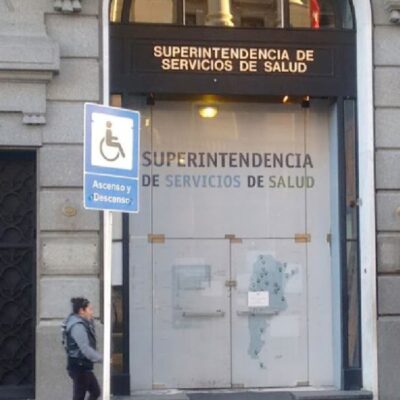 Denuncian en la justicia federal al gerente de la Superintendencia de Servicios de Salud por supuesto enriquecimiento ilícito y las balas empiezan a picar cerca de Claudio Stivelman