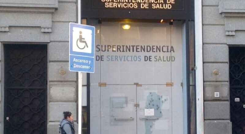 Denuncian en la justicia federal al gerente de la Superintendencia de Servicios de Salud por supuesto enriquecimiento ilícito y las balas empiezan a picar cerca de Claudio Stivelman