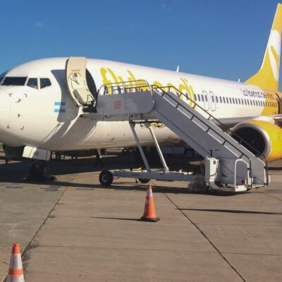 Flybondi habla de «decisiones drásticas» da 3 días para aceptar y presiona con beneficios recortados para que tomen retiros «voluntarios» en cuotas