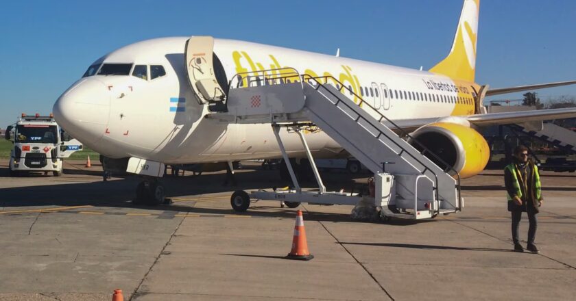 Flybondi habla de «decisiones drásticas» da 3 días para aceptar y presiona con beneficios recortados para que tomen retiros «voluntarios» en cuotas