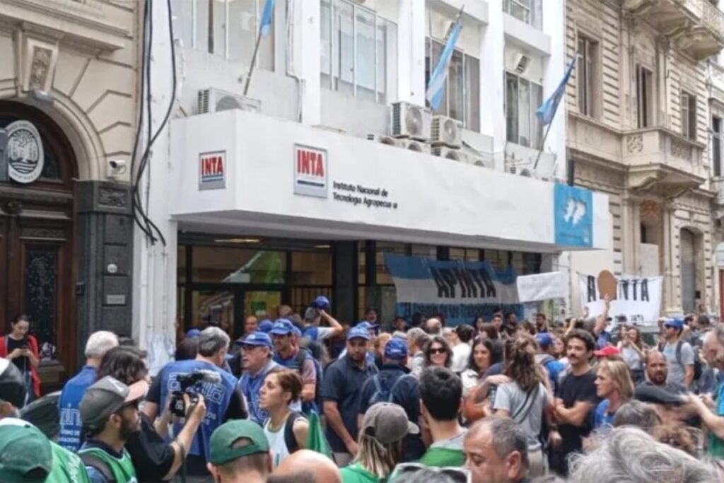 Frente a la amenaza del despido, el gobierno libertario consigue cientos de adhesiones a su plan de retiros voluntarios para desmantelar el INTA