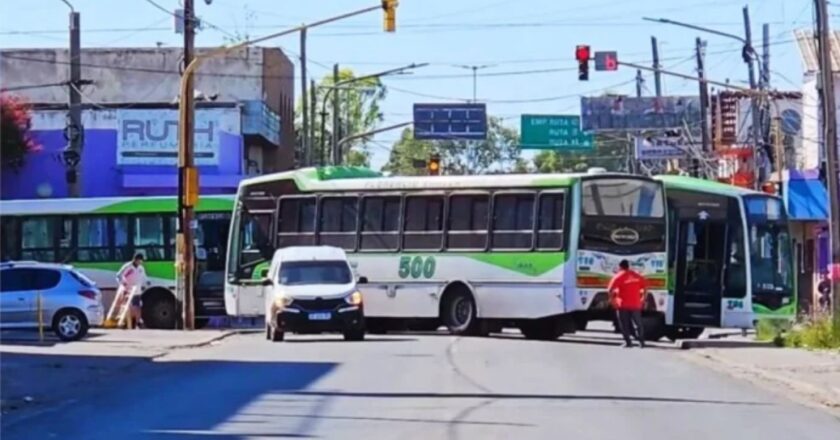Conflicto por el transporte en Florencio Varela: protestas, allanamientos, denuncia a delegados y cruce con el municipio por el traspaso de 345 choferes