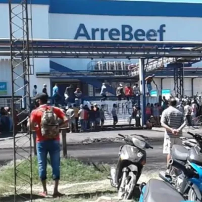 Suspensión masiva en Arrebeef: casi 400 trabajadores tercerizados quedaron sin actividad y sin salario