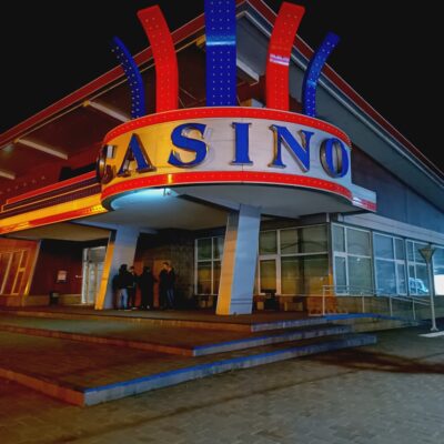 Despiden a 50 trabajadores del Casino de Esquel y les ofrecen indemnizaciones al 50%